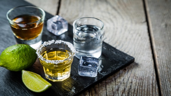 飲酒が白内障に与える影響: 専門家が解説するアルコールと視力の科学
