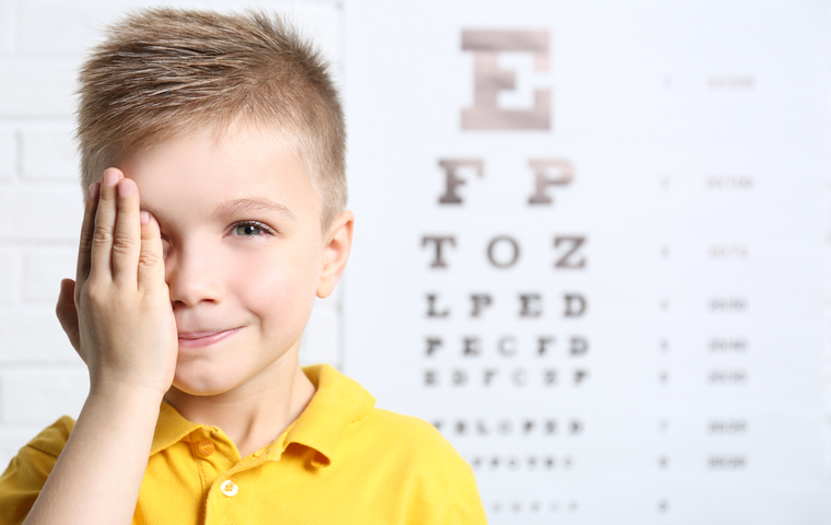 子供と視力検査